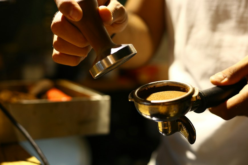 Barista preparando café